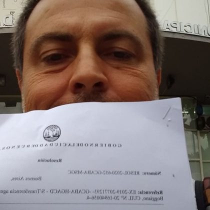Horacio Boggiano cofirmando su planta permanente en el Cesac 22