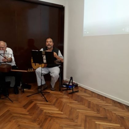 Horacio tocando en cierre del ciclo de talleres en Cesac 