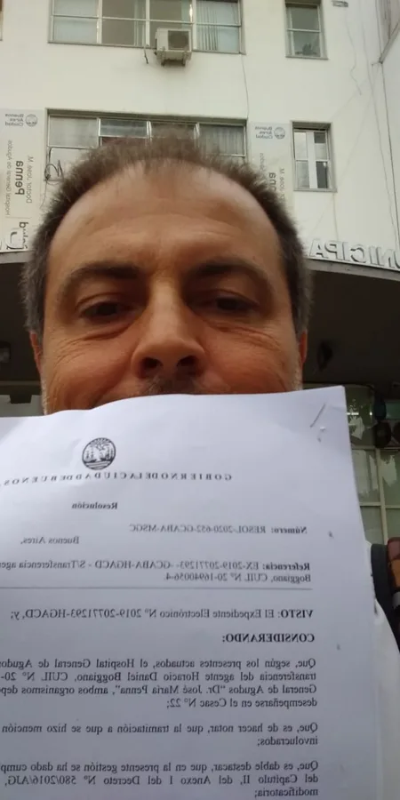 Horacio Boggiano cofirmando su planta permanente en el Cesac 22