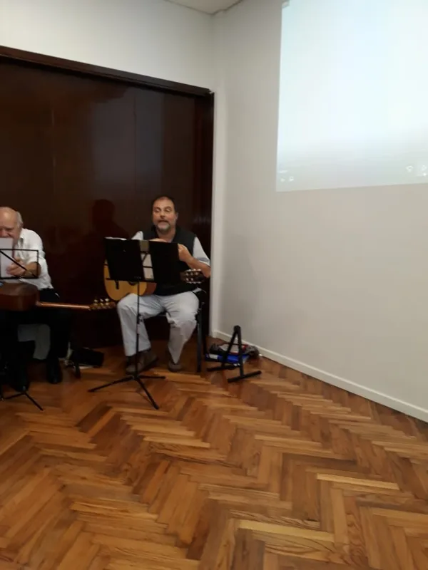 Horacio tocando en cierre del ciclo de talleres en Cesac 